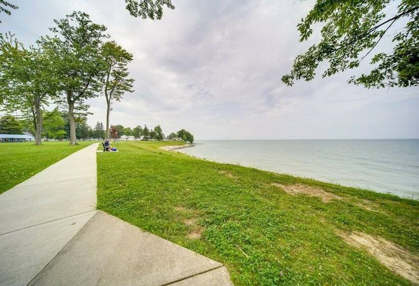 Charming Lake Erie Cottage On Main Strip!