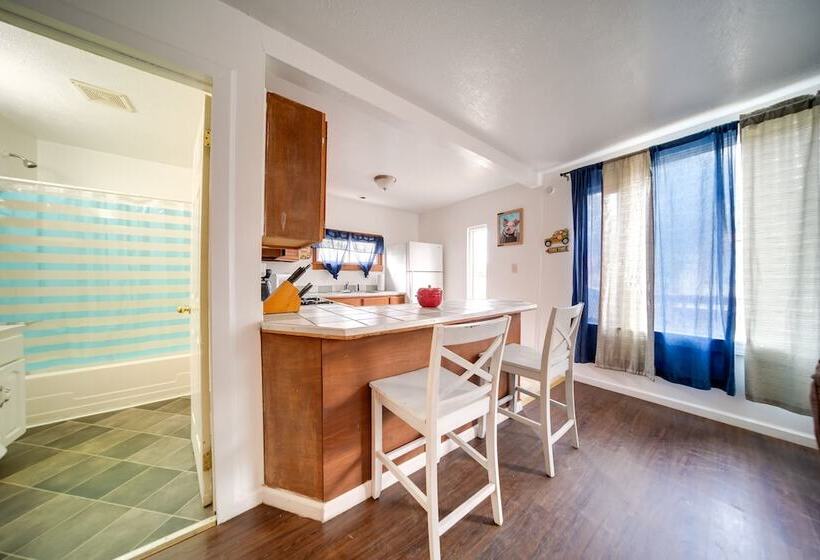 Charming Lake Erie Cottage On Main Strip!