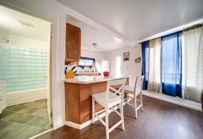 Charming Lake Erie Cottage On Main Strip!