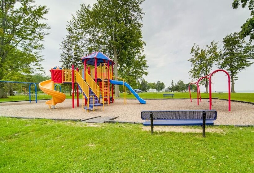 Charming Lake Erie Cottage On Main Strip!