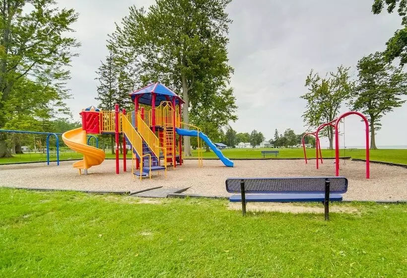 Charming Lake Erie Cottage On Main Strip!