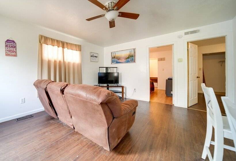 Charming Lake Erie Cottage On Main Strip!