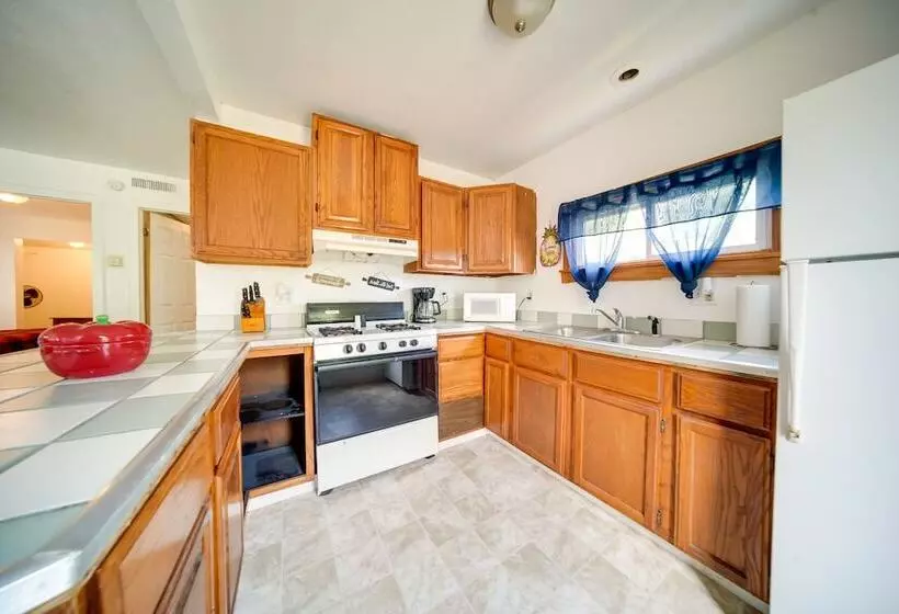 Charming Lake Erie Cottage On Main Strip!