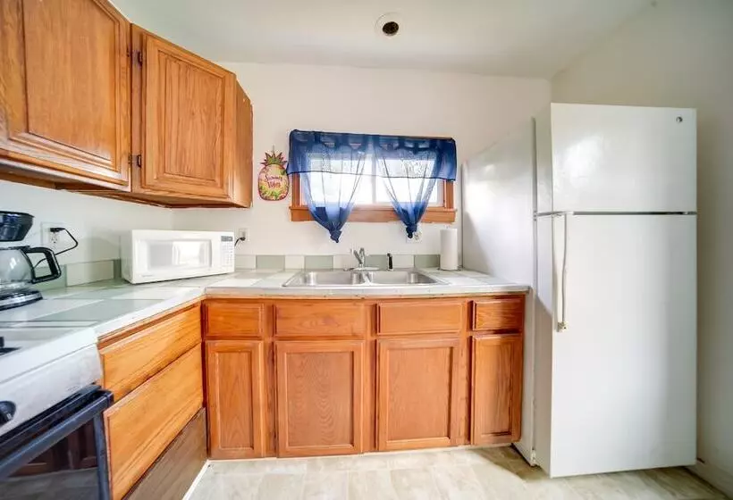 Charming Lake Erie Cottage On Main Strip!