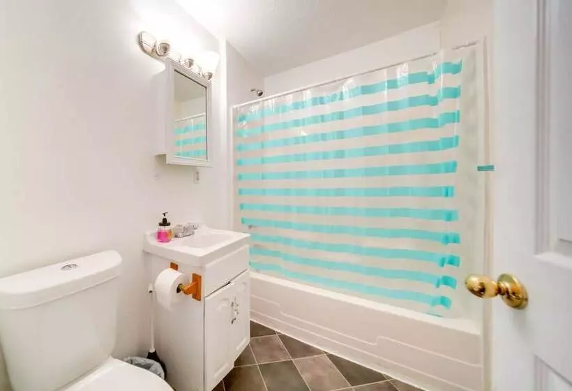 Charming Lake Erie Cottage On Main Strip!