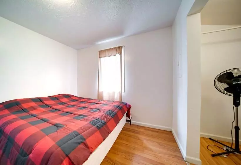 Charming Lake Erie Cottage On Main Strip!