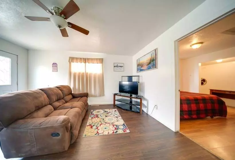 Charming Lake Erie Cottage On Main Strip!