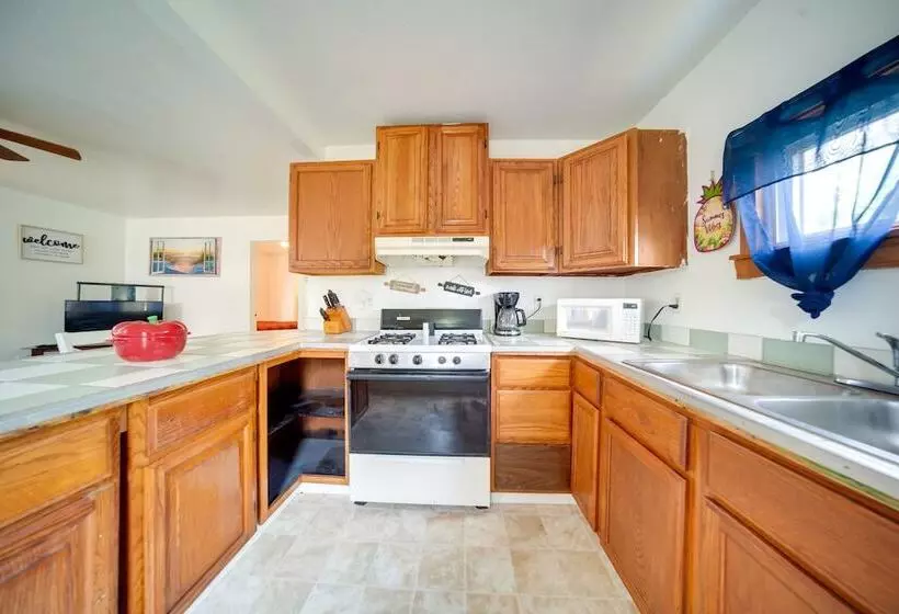 Charming Lake Erie Cottage On Main Strip!