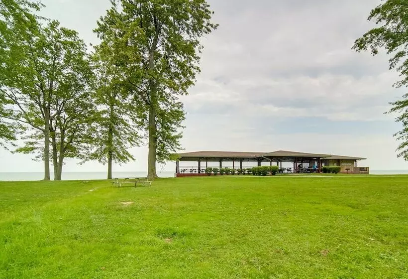 Charming Lake Erie Cottage On Main Strip!