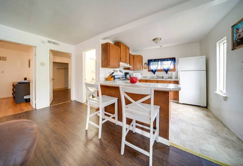 Charming Lake Erie Cottage On Main Strip!