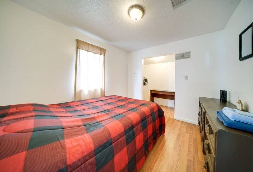 Charming Lake Erie Cottage On Main Strip!