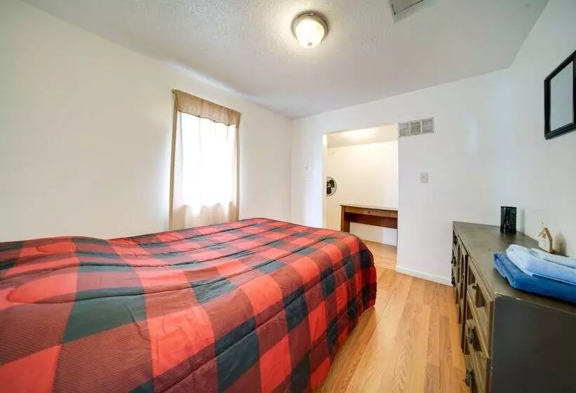 Charming Lake Erie Cottage On Main Strip!