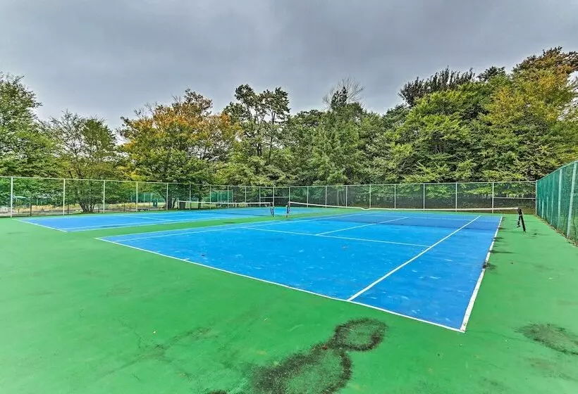 Community Perks: Family Poconos Home W/ Deck!