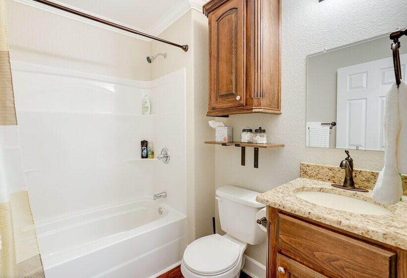 Cozy East Texas Retreat Near Lake O The Pines!