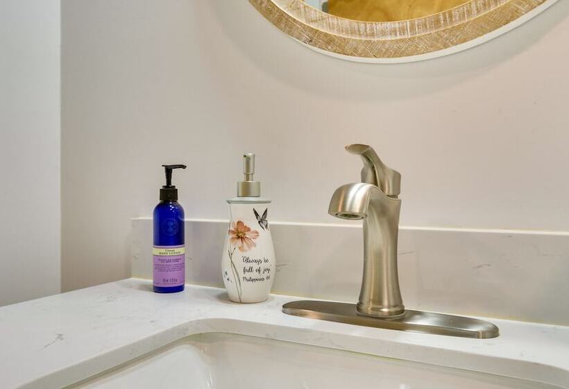 Cozy New York Abode Porch, Near Fishing & Hiking