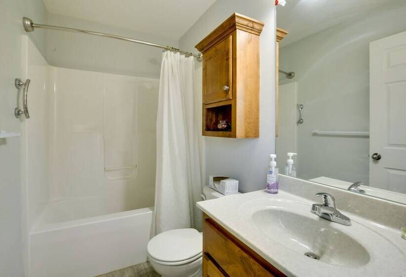 Family Friendly Lansing Home With Covered Balcony!