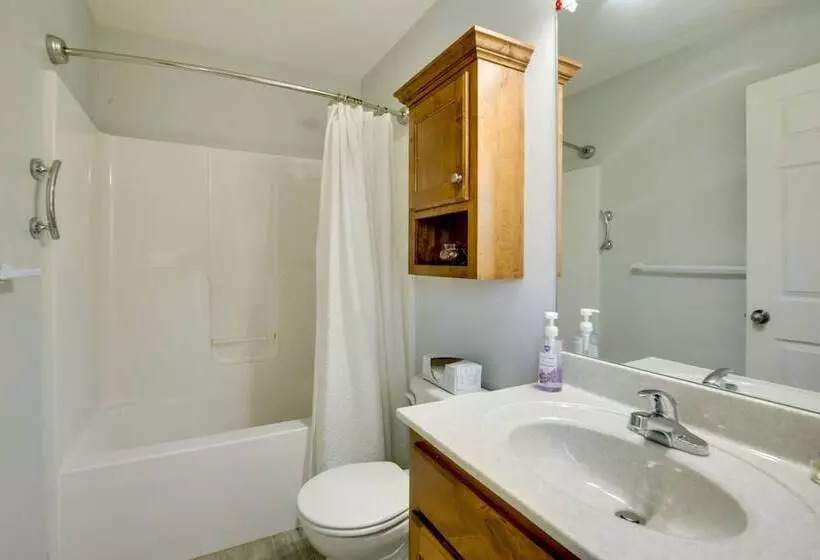Family Friendly Lansing Home With Covered Balcony!