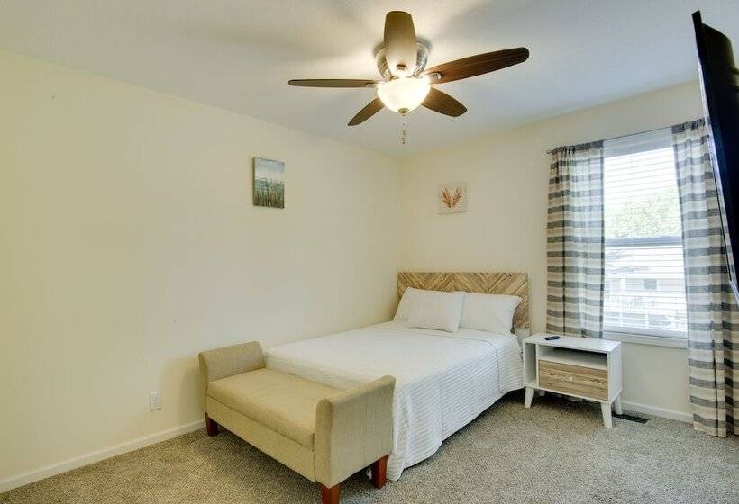 Family Friendly Lansing Home With Covered Balcony!