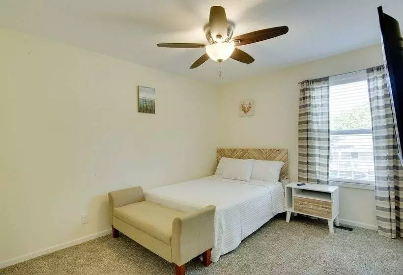 Family Friendly Lansing Home With Covered Balcony!