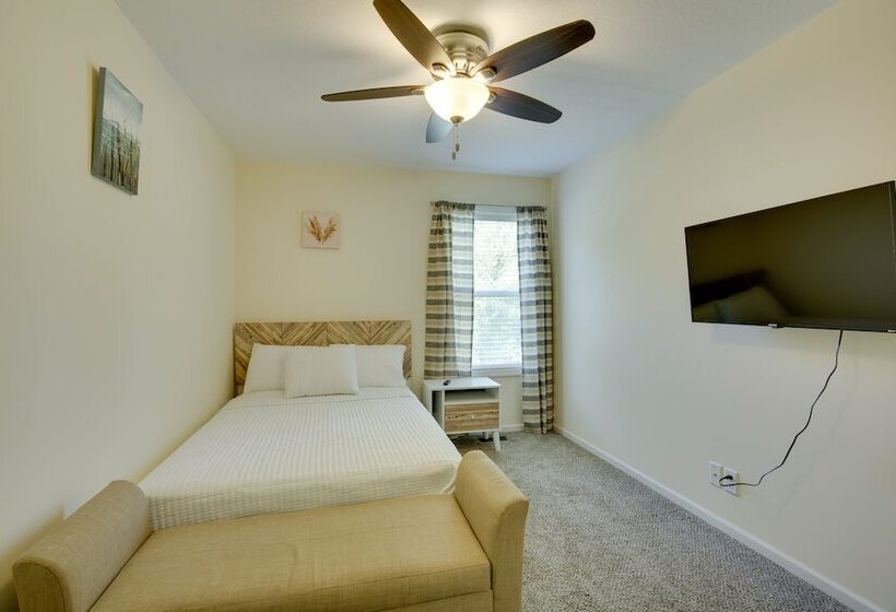 Family Friendly Lansing Home With Covered Balcony!