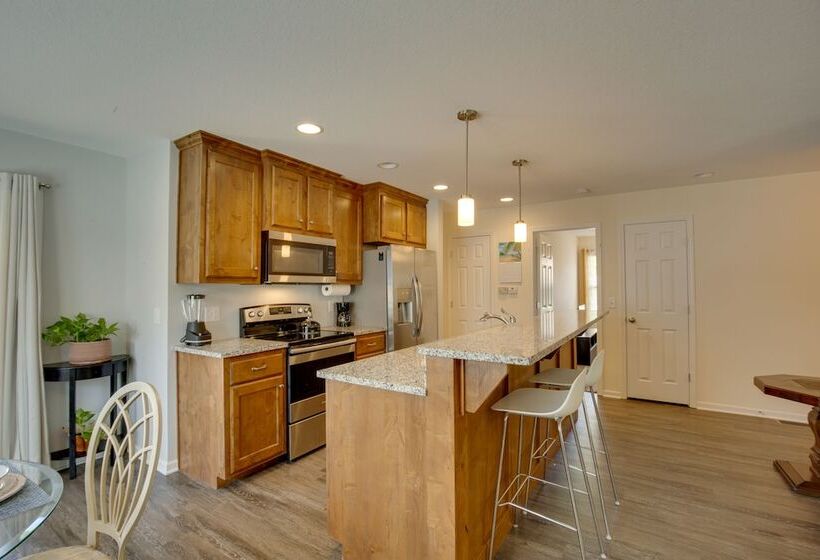 Family Friendly Lansing Home With Covered Balcony!