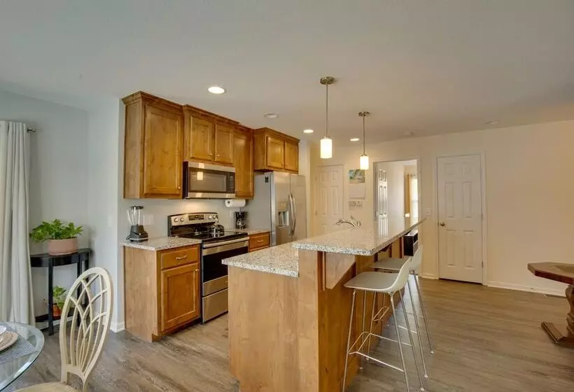 Family Friendly Lansing Home With Covered Balcony!
