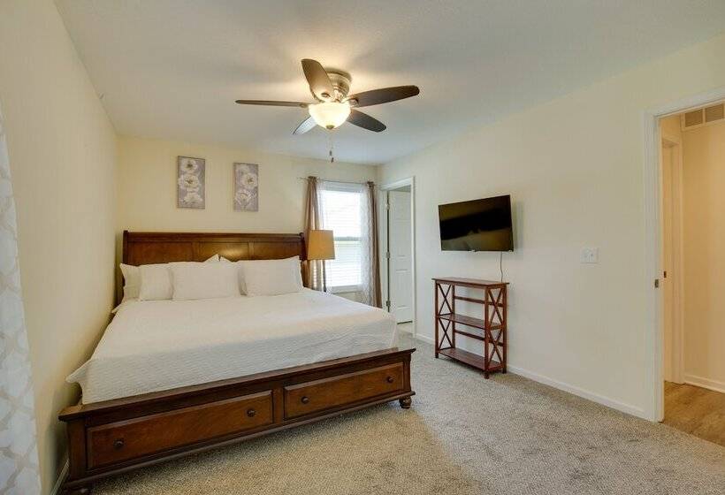 Family Friendly Lansing Home With Covered Balcony!