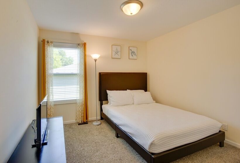 Family Friendly Lansing Home With Covered Balcony!