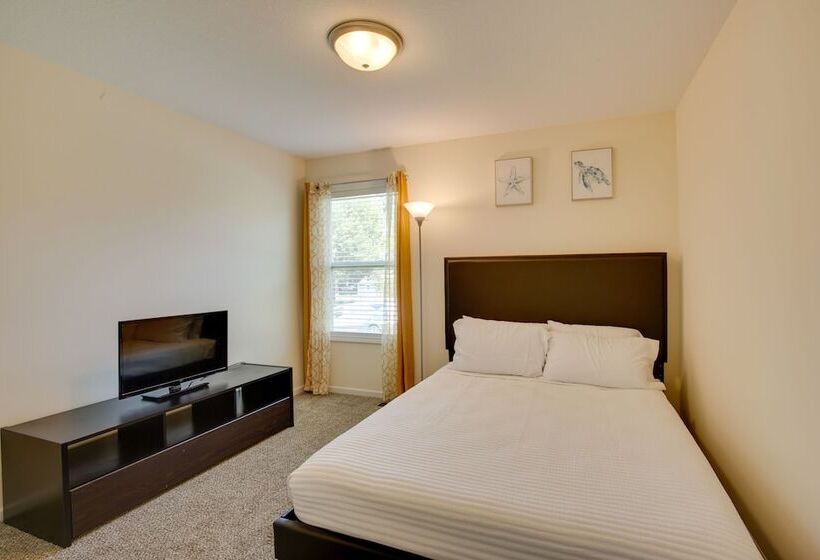 Family Friendly Lansing Home With Covered Balcony!