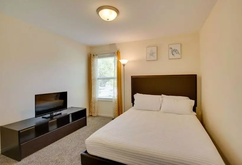 Family Friendly Lansing Home With Covered Balcony!