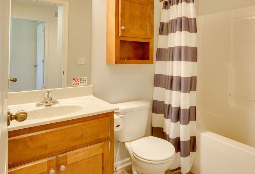 Family Friendly Lansing Home With Covered Balcony!