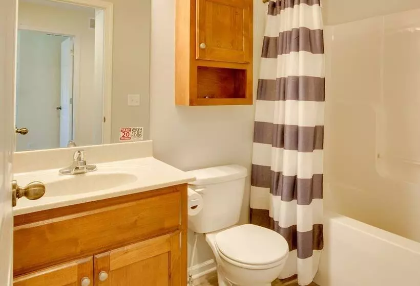 Family Friendly Lansing Home With Covered Balcony!