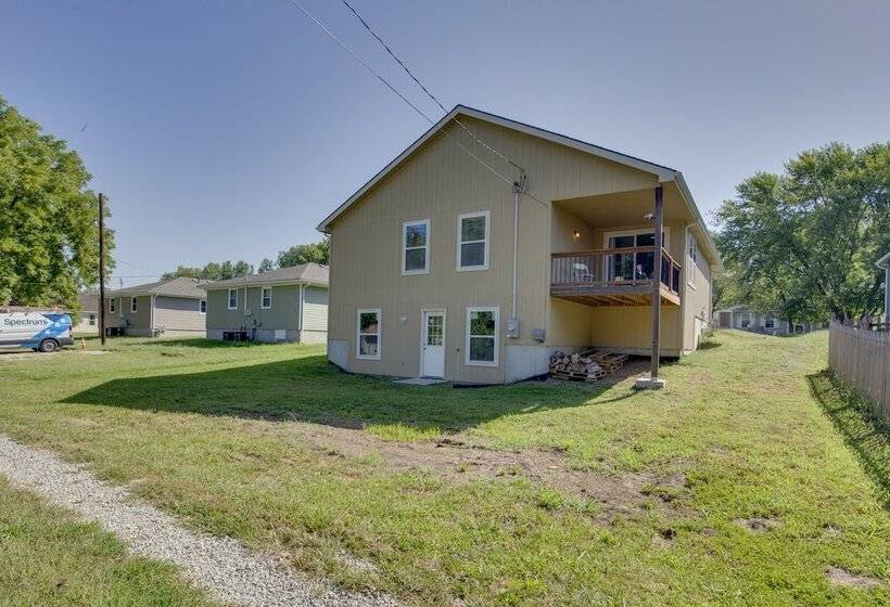 Family Friendly Lansing Home With Covered Balcony!