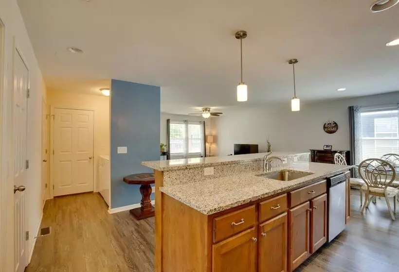 Family Friendly Lansing Home With Covered Balcony!
