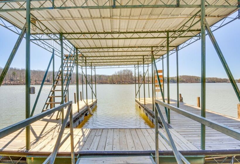 Lake Hartwell Retreat W/ 2 Tier Dock & Boat Slip!