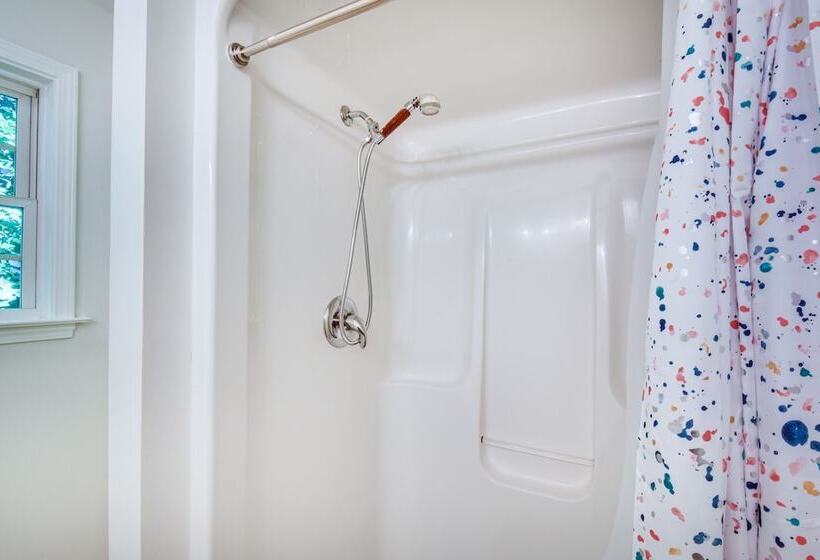 Lake Hartwell Retreat W/ 2 Tier Dock & Boat Slip!