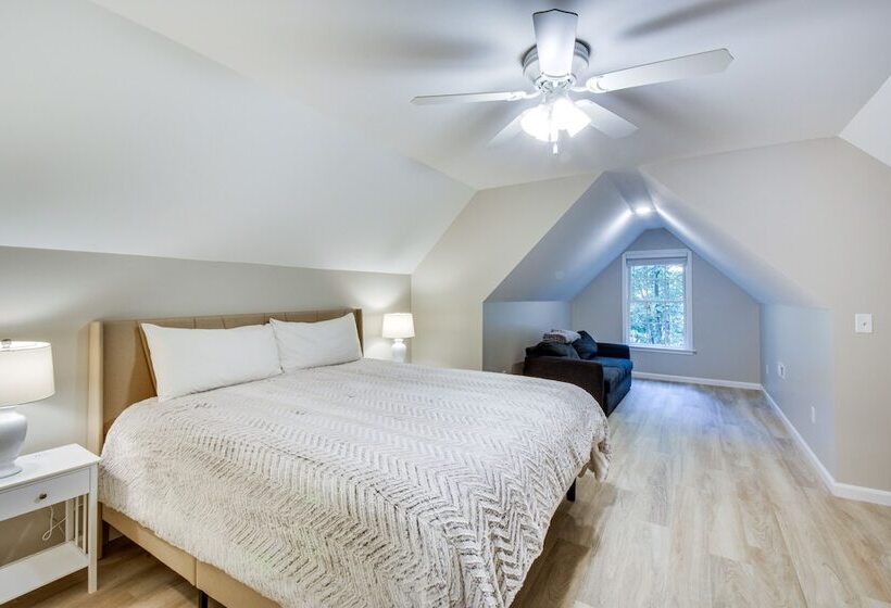 Lake Hartwell Retreat W/ 2 Tier Dock & Boat Slip!