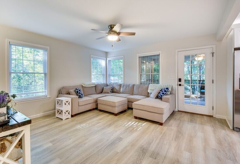 Lake Hartwell Retreat W/ 2 Tier Dock & Boat Slip!