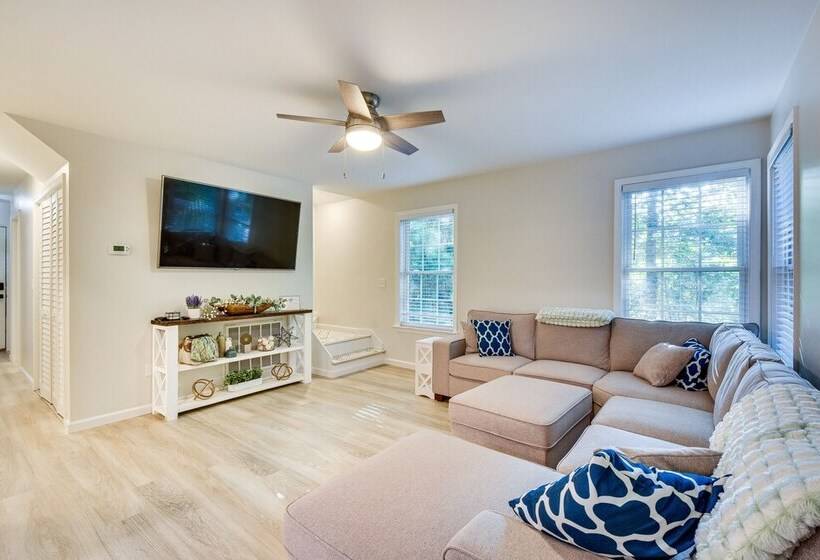 Lake Hartwell Retreat W/ 2 Tier Dock & Boat Slip!