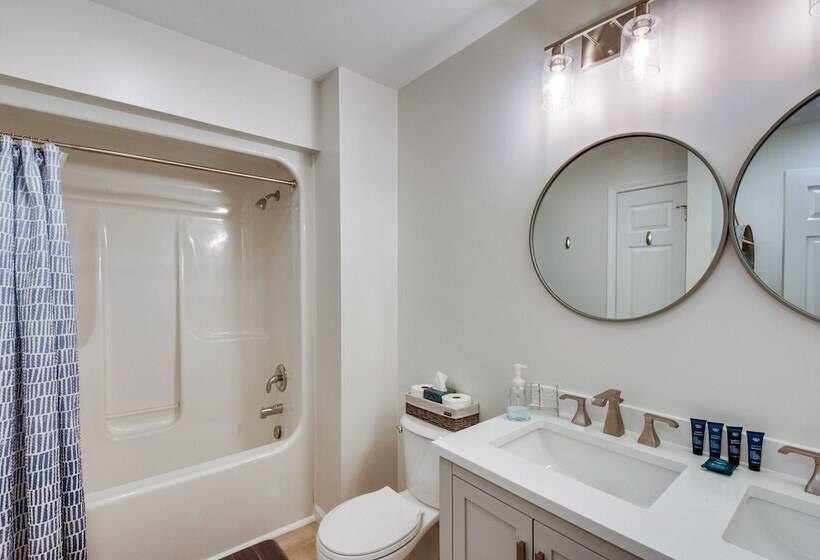 Lake Hartwell Retreat W/ 2 Tier Dock & Boat Slip!