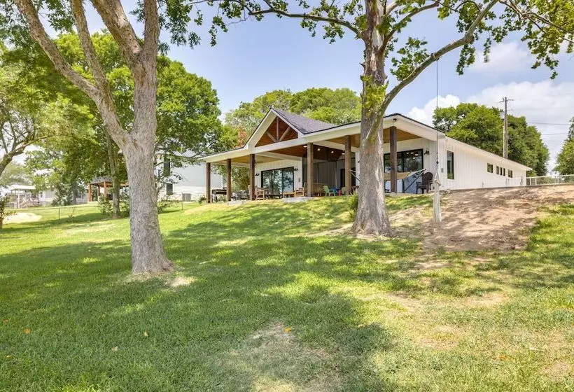 Lakefront Onalaska Home W/ Screened In Porch!