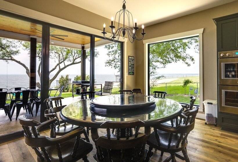 Lakefront Onalaska Home W/ Screened In Porch!