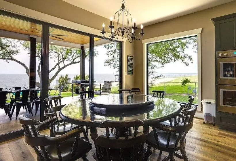 Lakefront Onalaska Home W/ Screened In Porch!