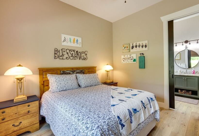 Lakefront Onalaska Home W/ Screened In Porch!