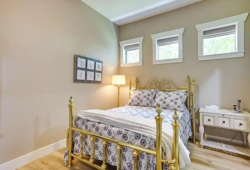 Lakefront Onalaska Home W/ Screened In Porch!