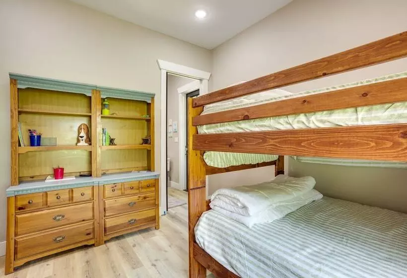 Lakefront Onalaska Home W/ Screened In Porch!