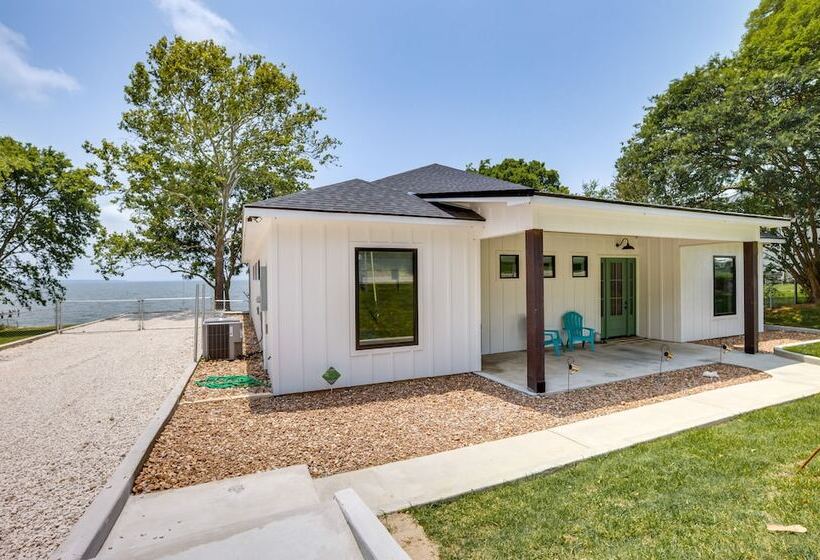 Lakefront Onalaska Home W/ Screened In Porch!