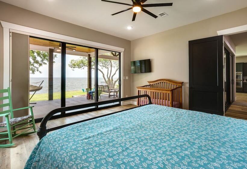 Lakefront Onalaska Home W/ Screened In Porch!