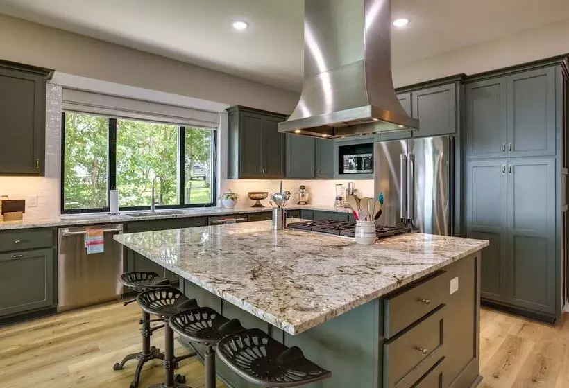 Lakefront Onalaska Home W/ Screened In Porch!