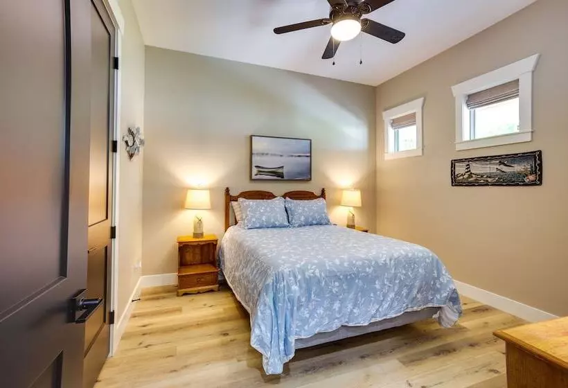 Lakefront Onalaska Home W/ Screened In Porch!